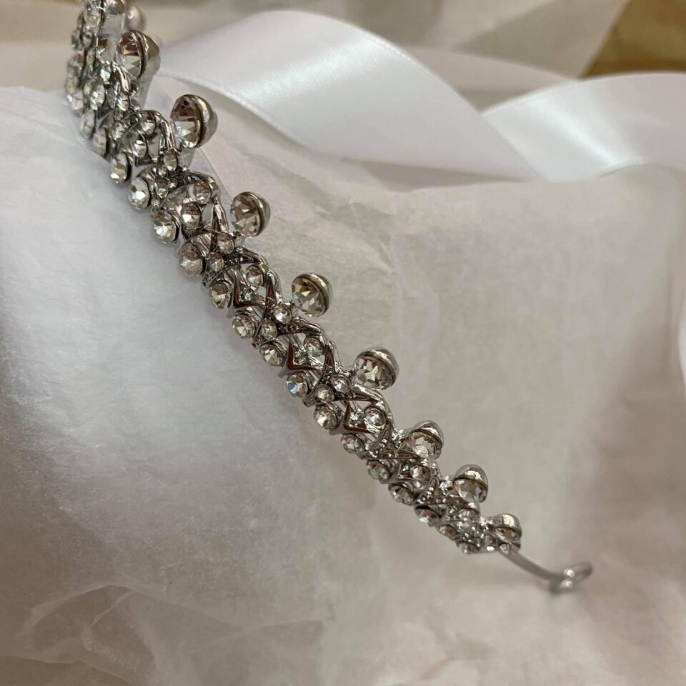 1033-tiara-gia-ta-mallia-korona-asimi-me-stras-01