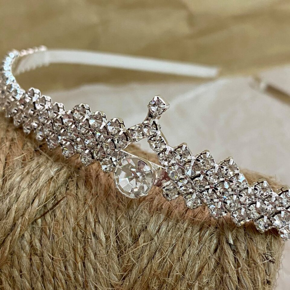 1022-tiara-gia-ta-mallia-korona-asimi-me-stras-03