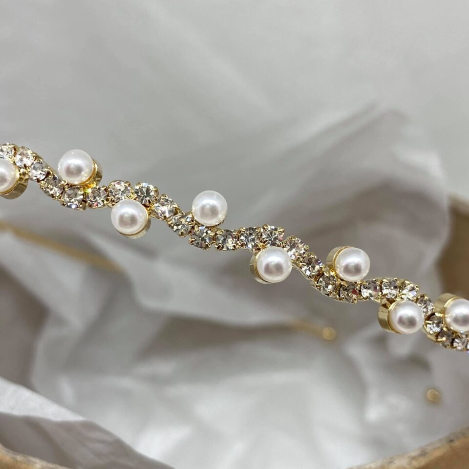 1025-tiara-gia-ta-mallia-korona-asimi-me-stras-kai-perles-01
