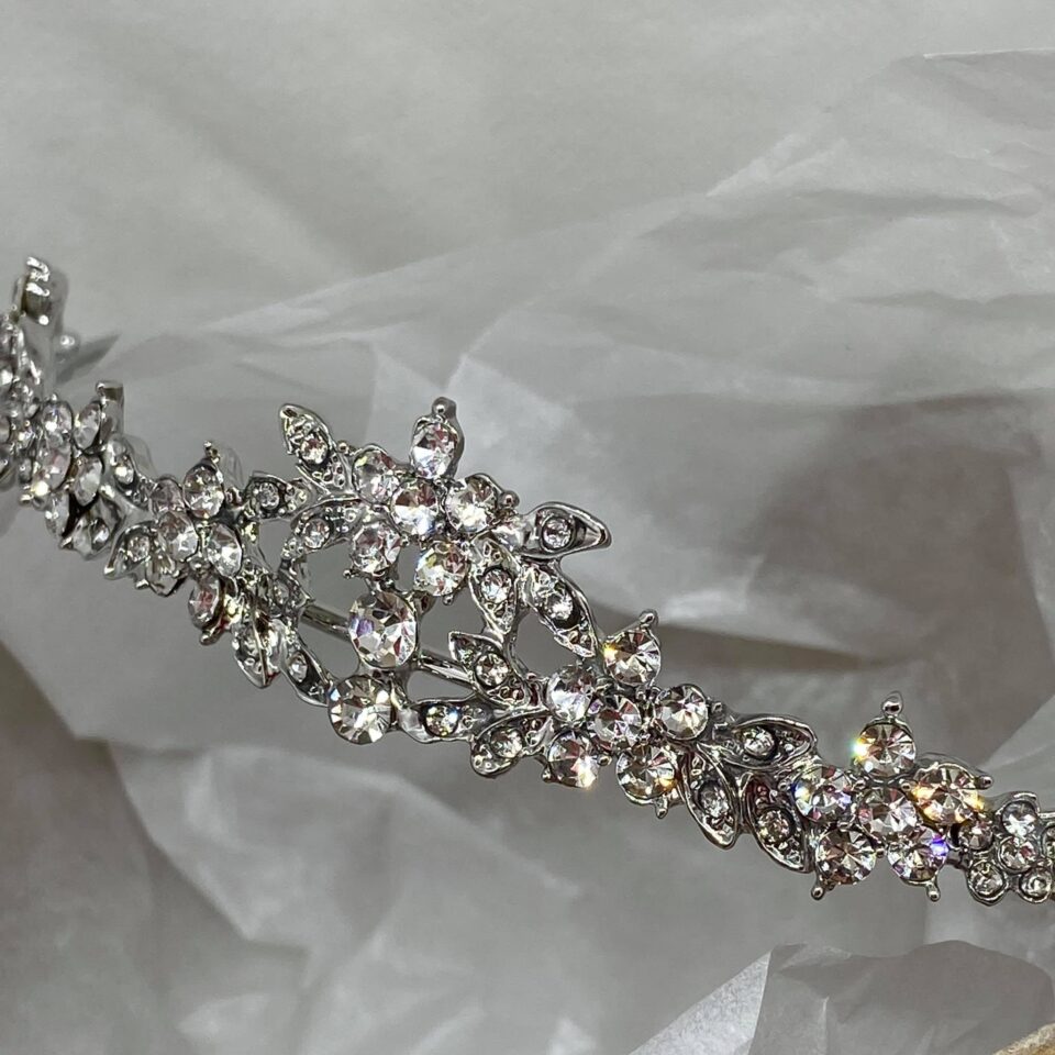 1029-tiara-gia-ta-mallia-korona-asimi-me-stras-01