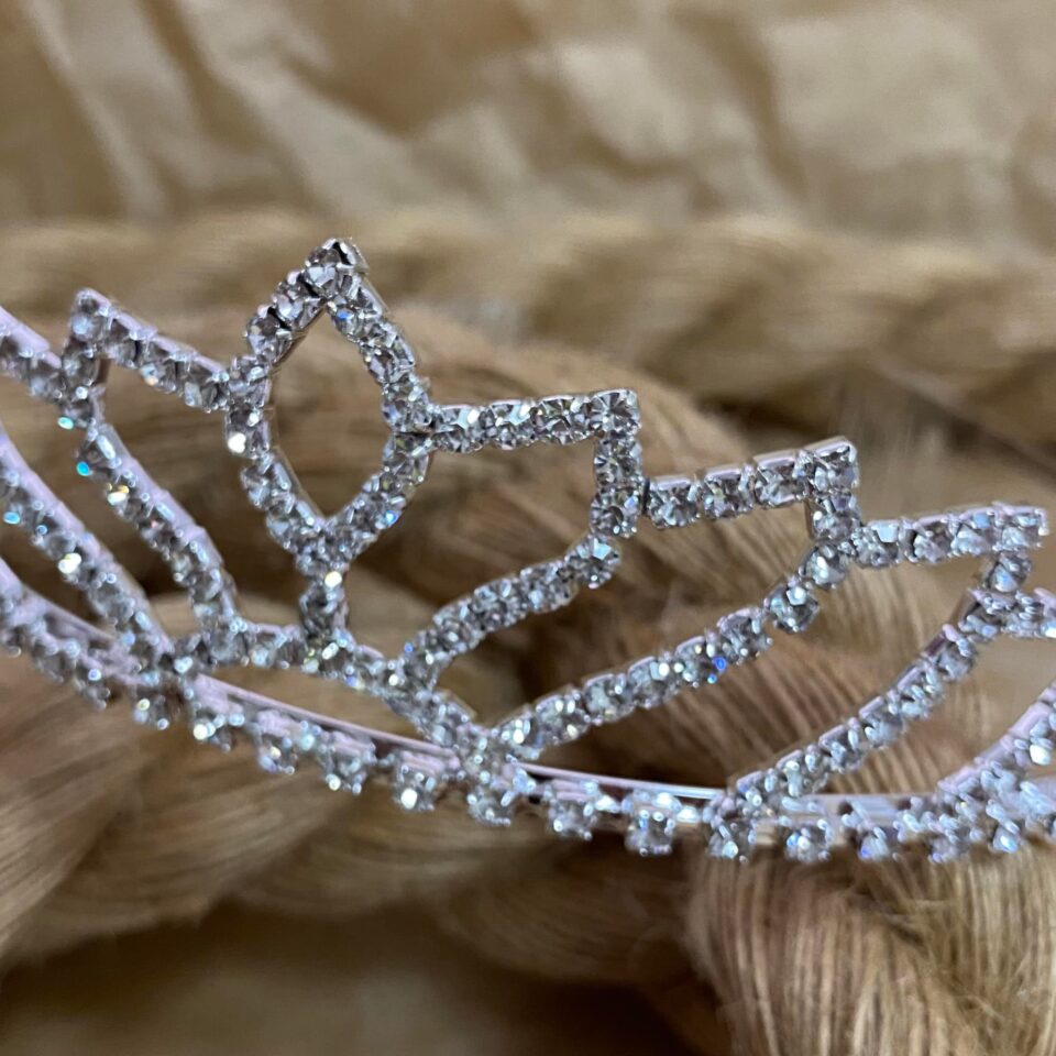 1053-tiara-gia-ta-mallia-korona-asimi-me-stras-01