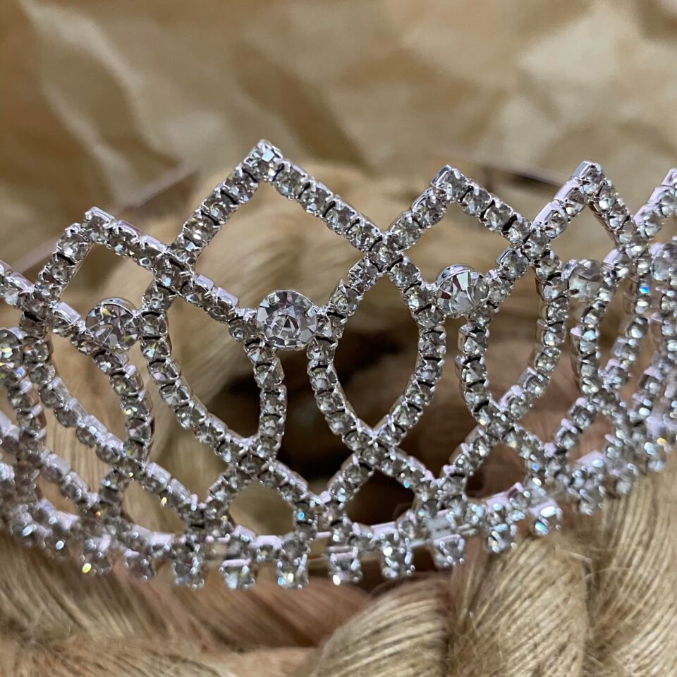 1054-tiara-gia-ta-mallia-korona-asimi-me-stras-01