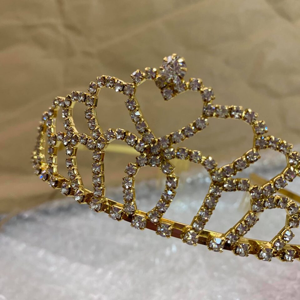 kosg730-tiara-steka-gia-ta-nifi-me-stras-xrisi-03