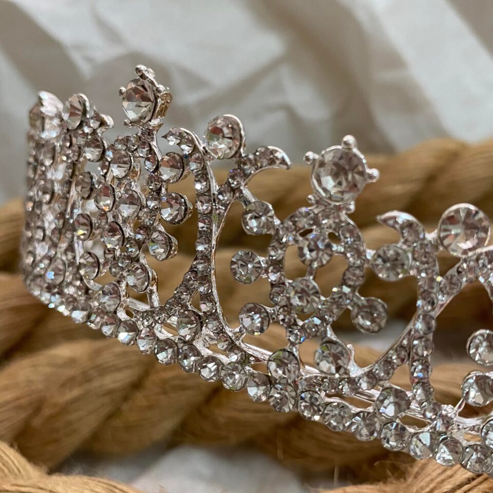 1050-tiara-gia-ta-mallia-korona-asimi-me-stras-04