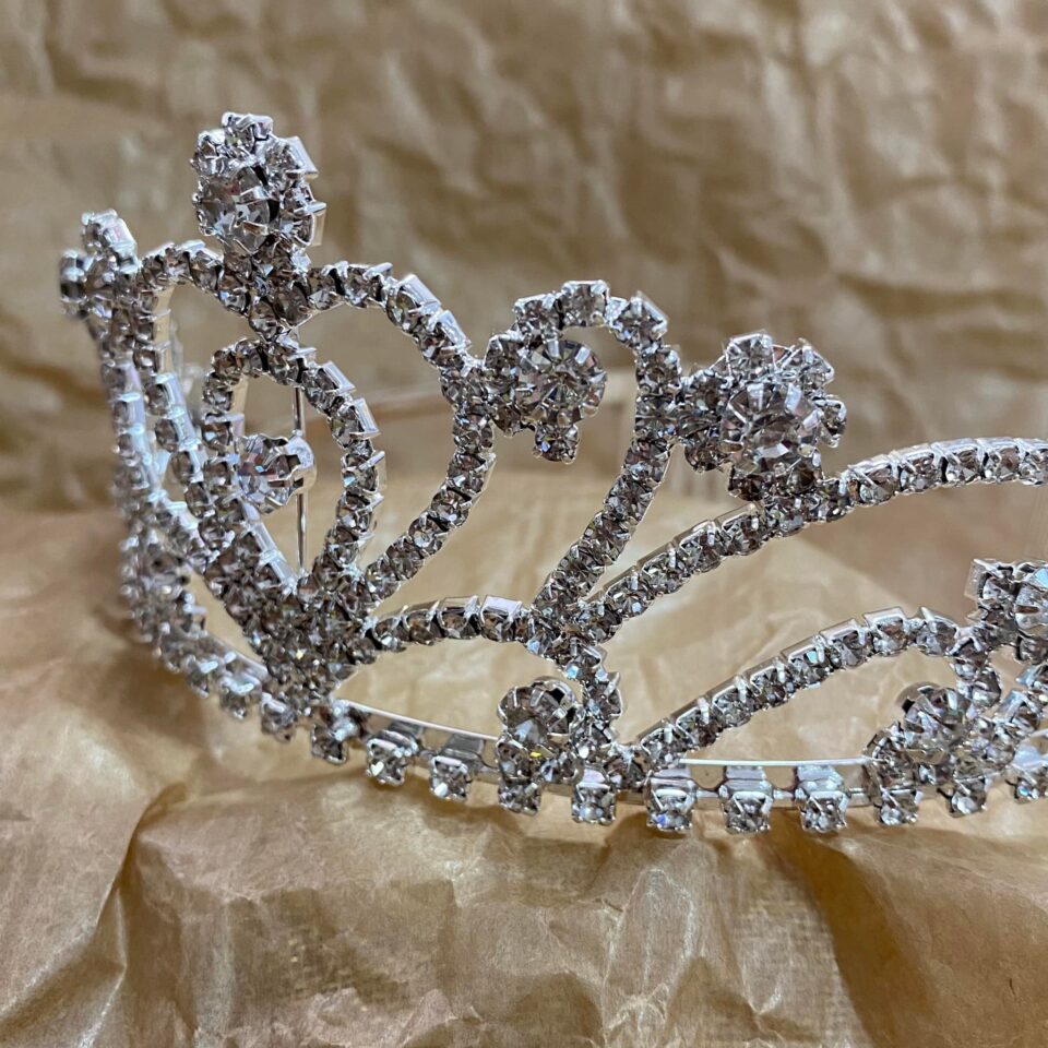 1056-tiara-gia-ta-mallia-korona-asimi-me-stras-04