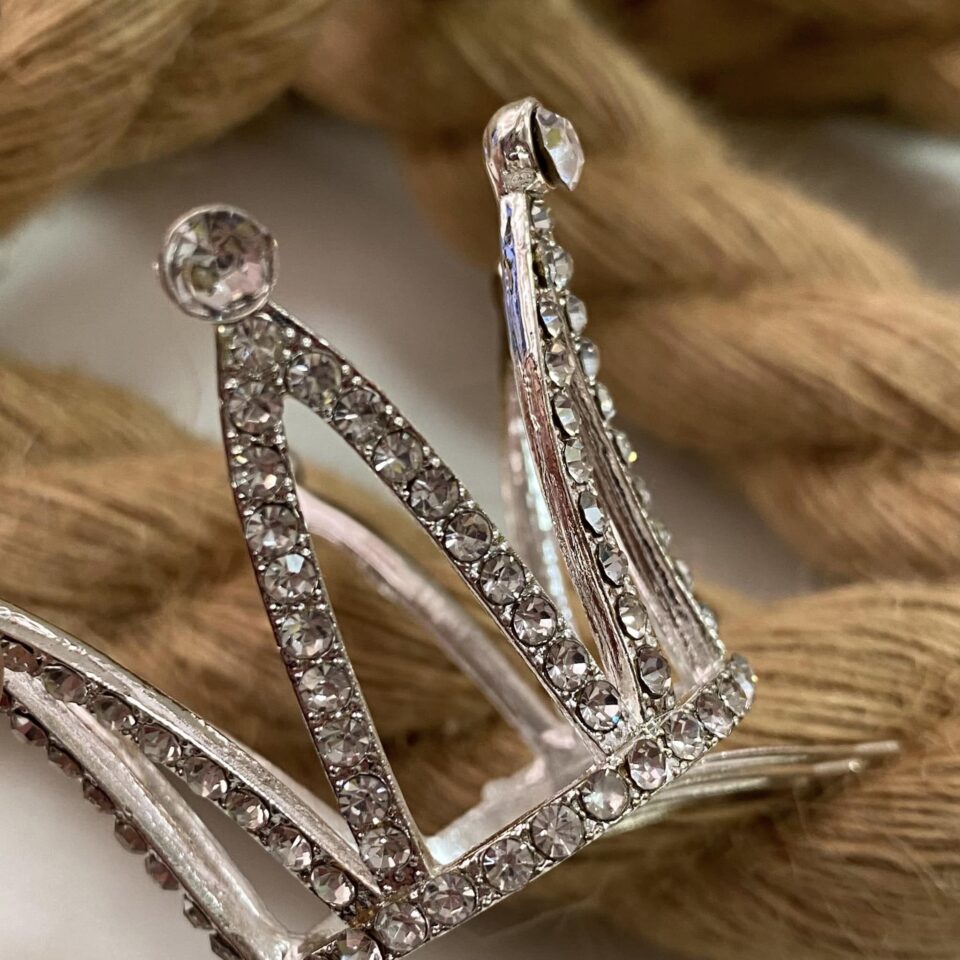 1058-xtenaki-tiara-gia-ta-mallia-korona-asimenia-me-stras-05